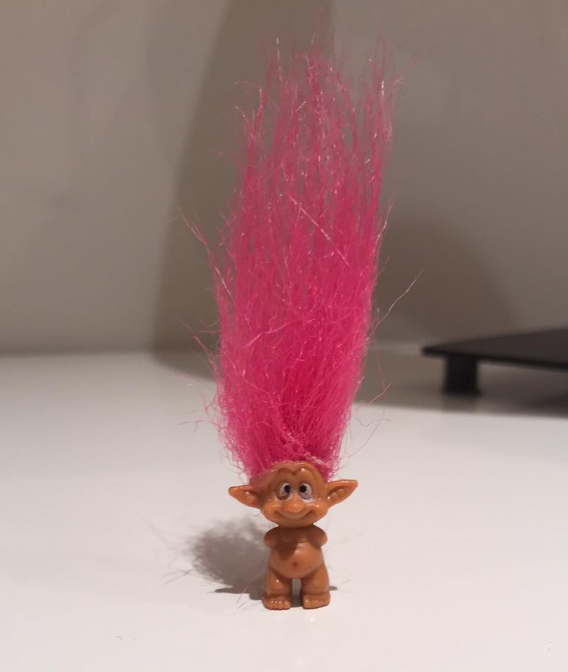 Muñeco troll con el pelo rosa de punta
