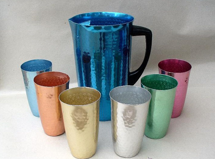 Jarra azul y vasos de aluminio de colores