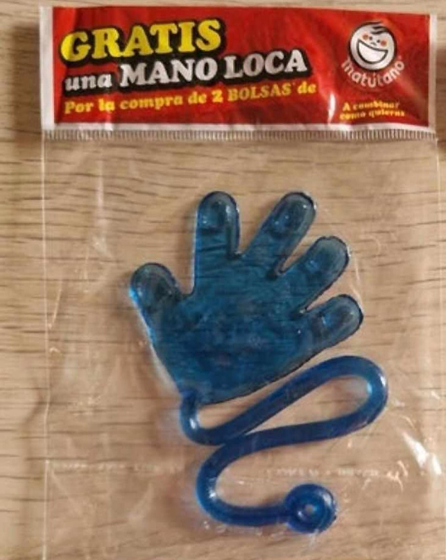 Mano loca azul en su bolsa de regalo de Matutano.