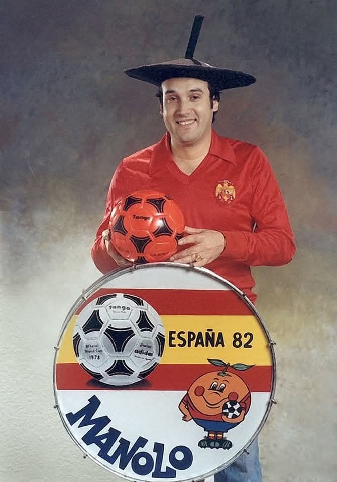 Manolo el del Bombo con su bombo del Mundial 82
