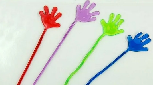 Cuatro manos pegajosas de colores.