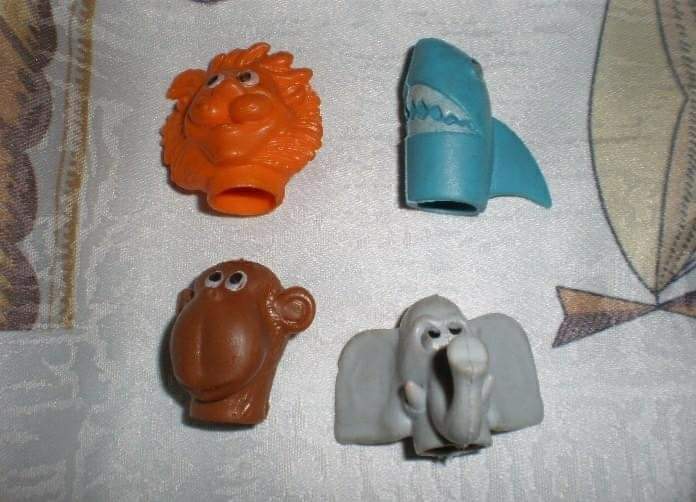 Cuatro marionetas de dedo de goma con forma de animales.