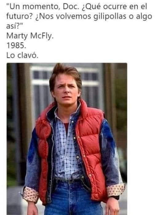 Marty McFly con chaleco rojo, camisa de cuadros y chaqueta vaquera.