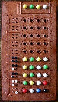 Tablero de Mastermind con fichas de colores.