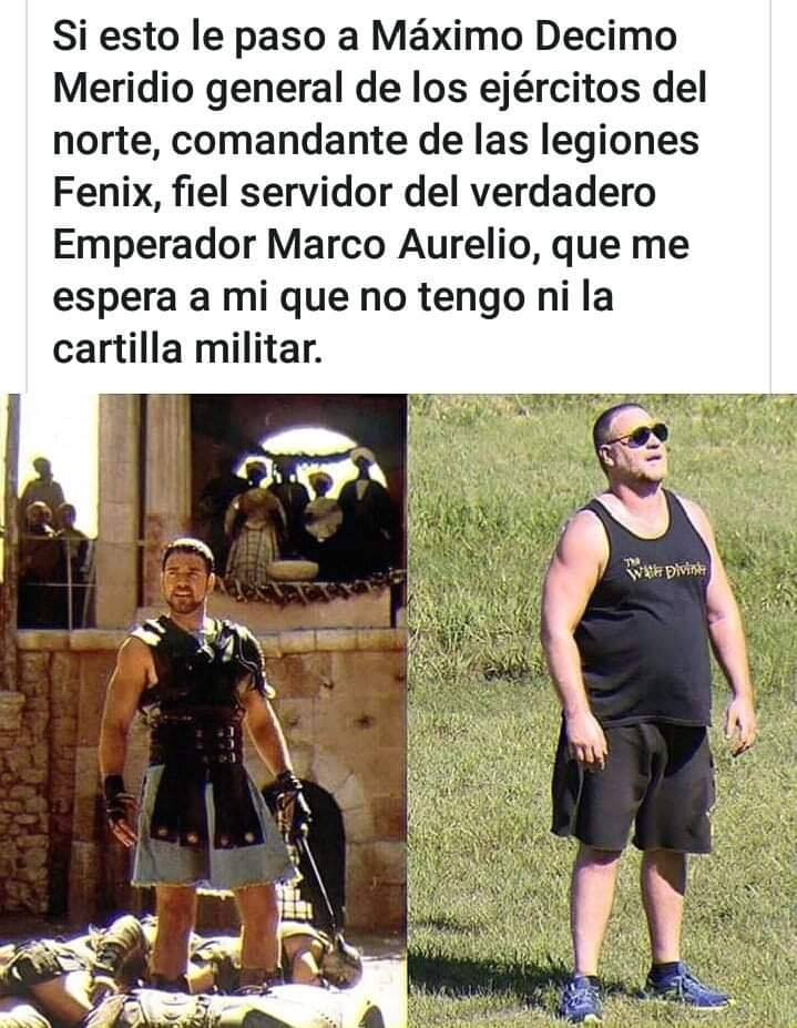 A la izquierda, Máximo con armadura de Gladiator; a la derecha, el mismo actor años después con camiseta de tirantes.