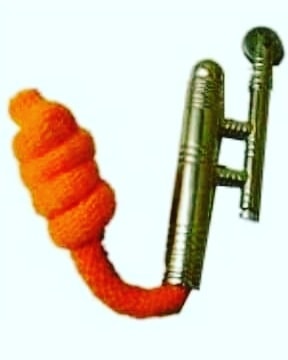 Tubo metálico dorado con un cordón naranja enrollado.