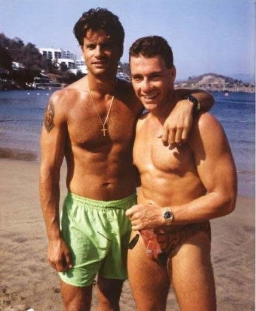 Dos hombres musculosos en bañador en una playa