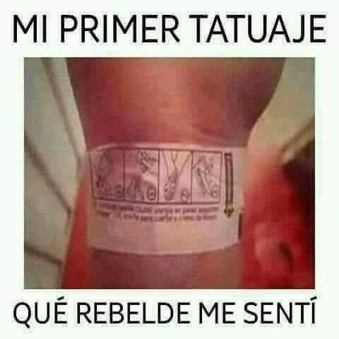 Muñeca con un tatuaje de calcomanía todavía cubierto por el papel de instrucciones.