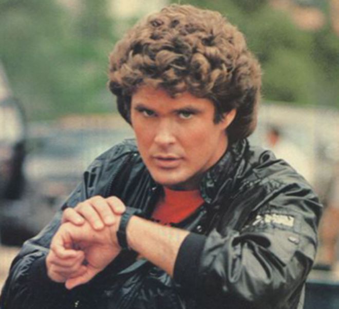 Michael Knight hablando a su reloj.
