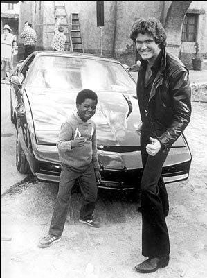 David Hasselhoff y Gary Coleman junto a un coche negro