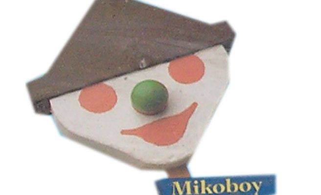 Helado Mikoboy con cara de payaso, sombrero marrón y nariz verde.