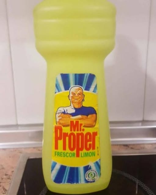 Bote de limpiador Mister Proper.