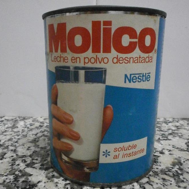 Lata antigua de leche en polvo desnatada Molico de Nestlé.