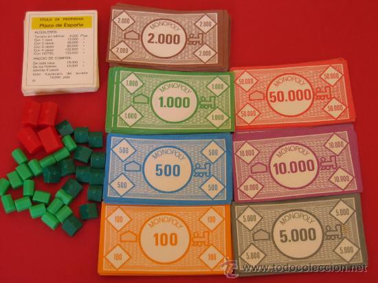 Billetes de Monopoly con casitas y hoteles.