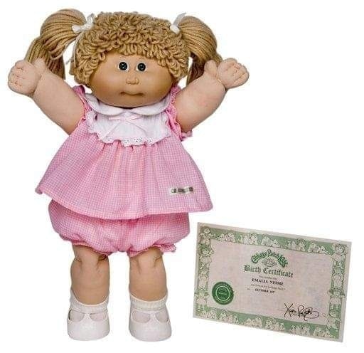 Muñeca Repollo con vestido rosa y certificado.