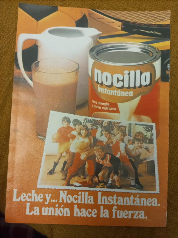 Anuncio de Nocilla Instantánea con un bote, una jarra de leche y niños jugando al fútbol.