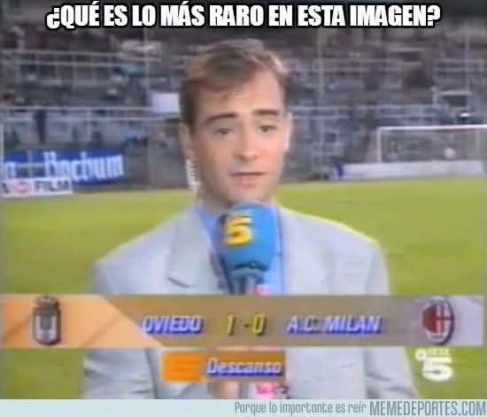 Reportero de Canal 5 en un estadio con el marcador Oviedo 1-0 Milan en pantalla.