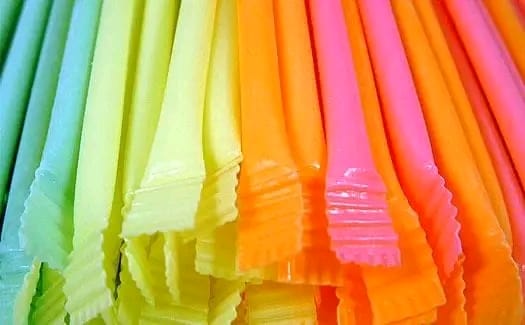 Pajitas de pica pica de colores amarillo, naranja, rosa y verde.