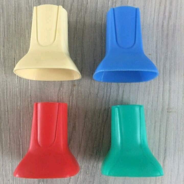 Cuatro palilleros de plástico de colores.