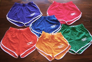 Pantalones cortos de deporte de colores.
