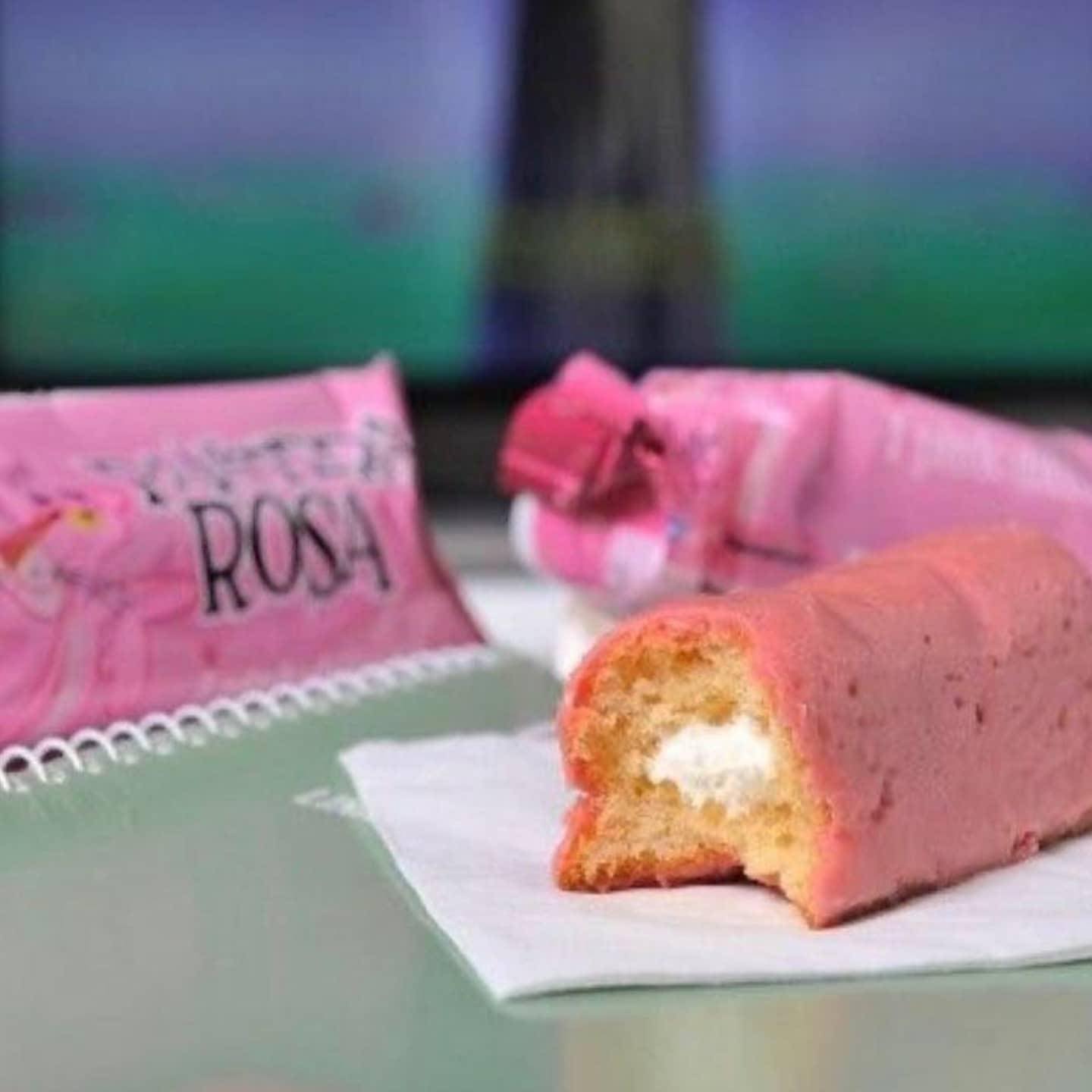 Pastelito Pantera Rosa mordido junto a su envoltorio.