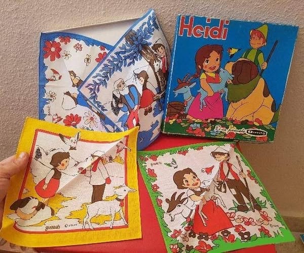 Pañuelos de tela con dibujos de Heidi junto a su caja.