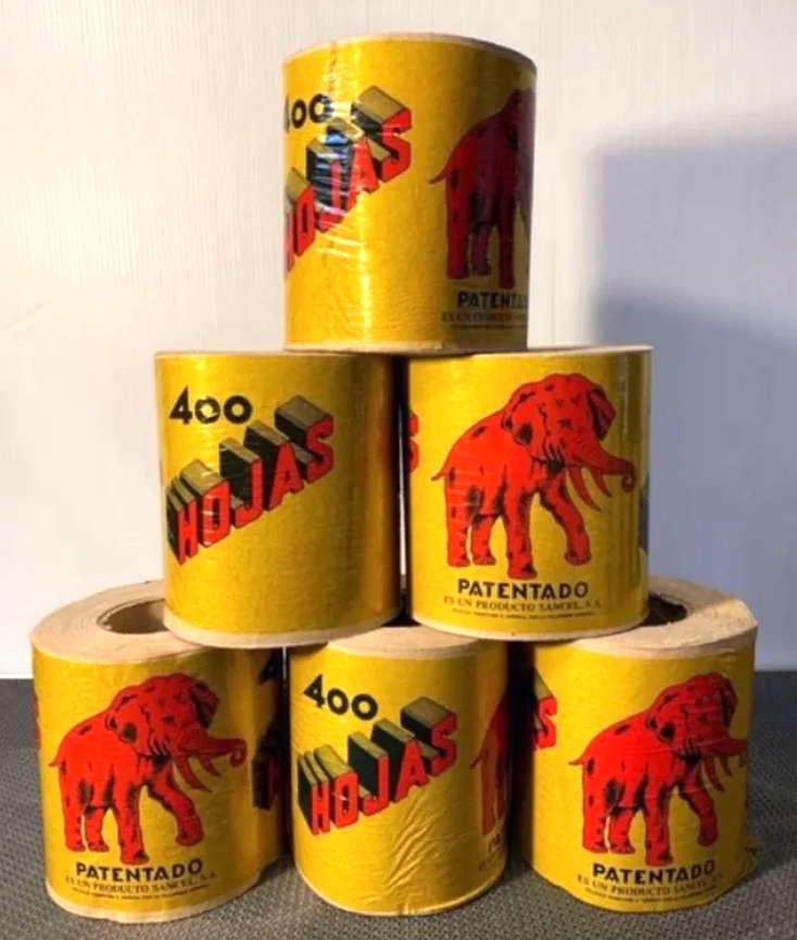 Rollos de papel higiénico El Elefante apilados.