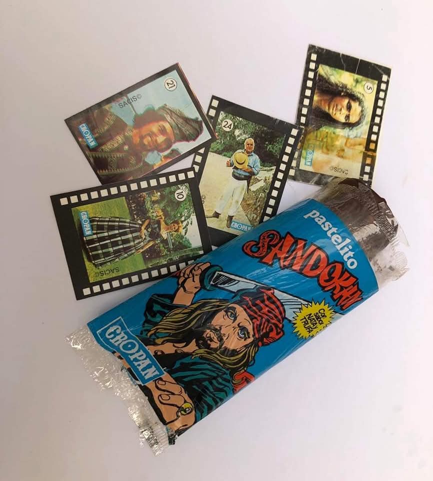 Pastelito Sandokán de Chopan junto a varios cromos de la serie.