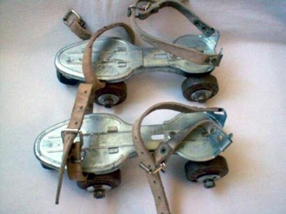 Patines metálicos antiguos con correas de cuero.