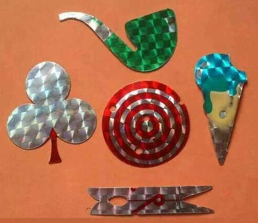 Pegatinas holográficas plateadas de distintas formas.
