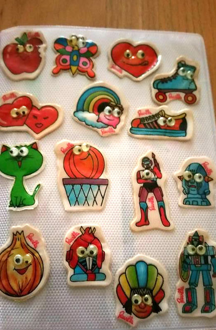 Pegatinas de colores con ojos móviles: corazones, gato, patín y robots.