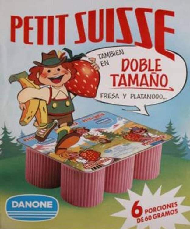 Anuncio de Petit Suisse de Danone doble tamaño con un muñeco que lleva una fresa y un plátano.