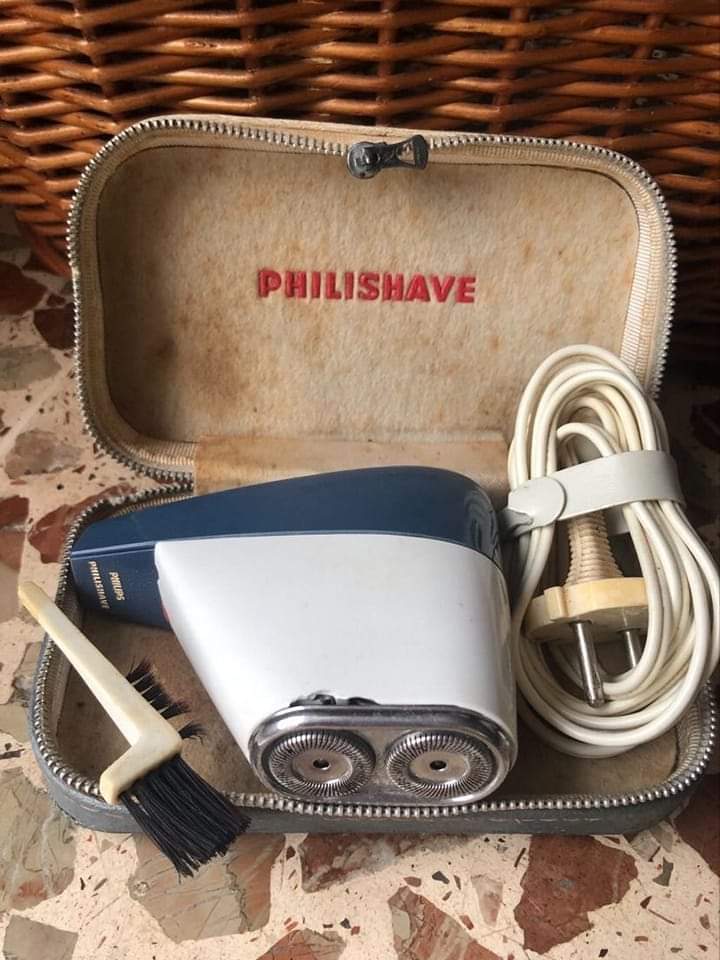 Maquinilla eléctrica Philishave en su estuche.