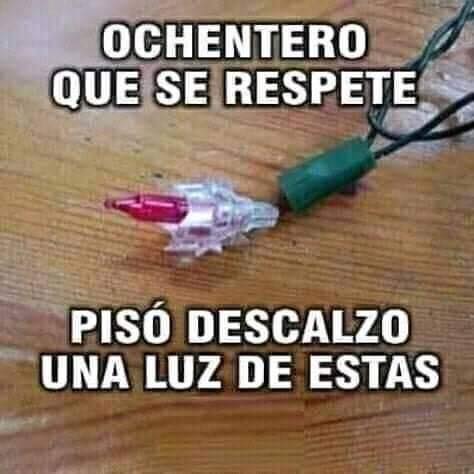 Bombilla pequeña roja de una guirnalda de luces de Navidad con el cable verde.