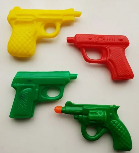 Cuatro pistolas de agua de colores.