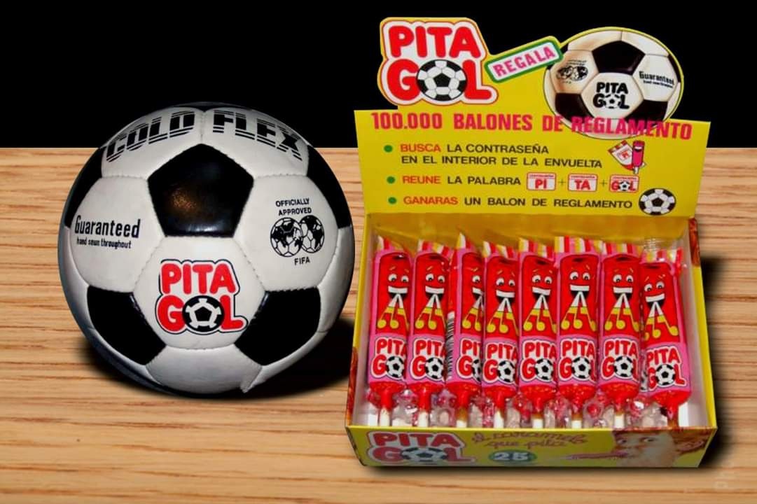 Caja expositora de chicles Pita Gol junto a un balón de fútbol de la promoción.