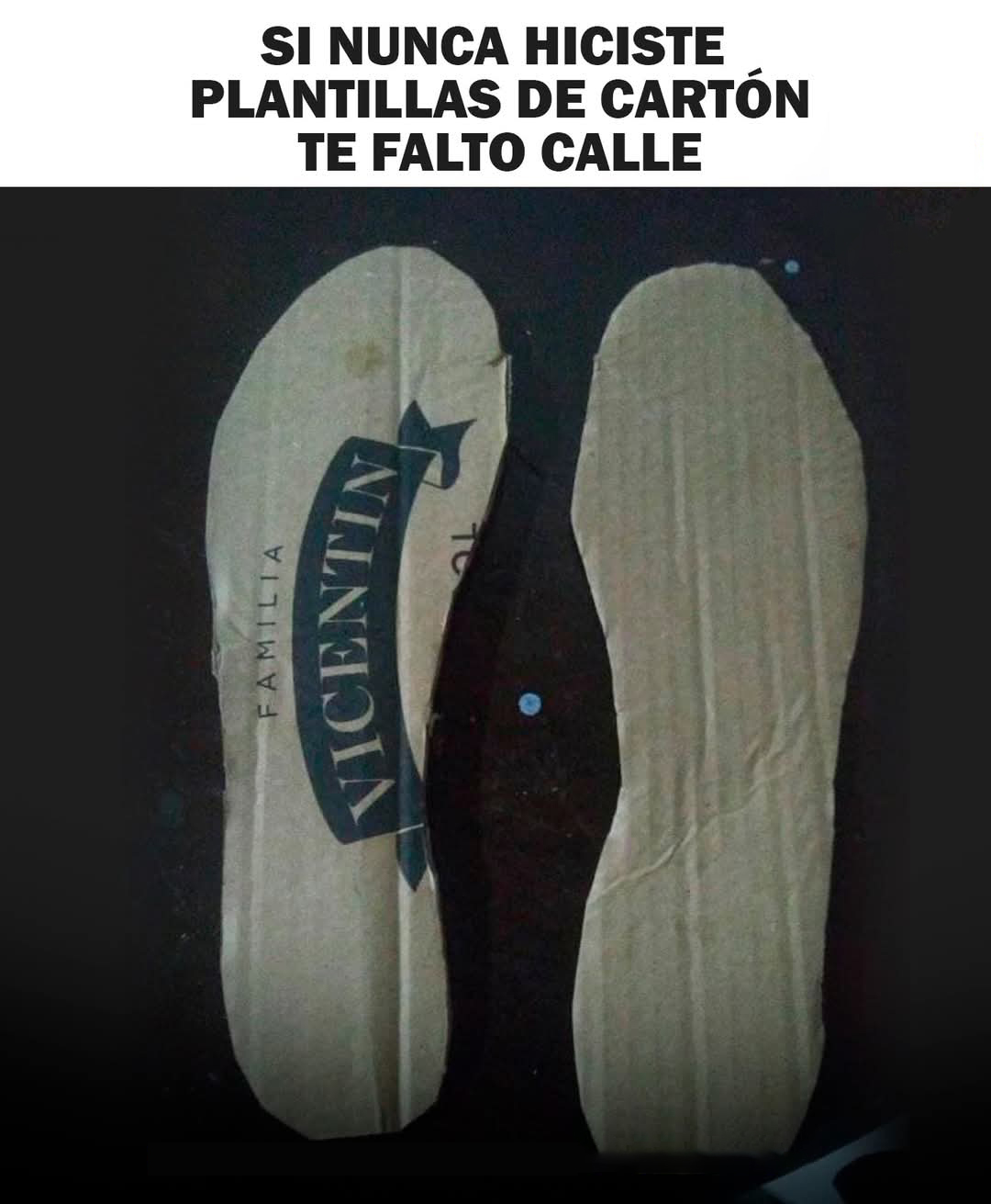 Dos plantillas de zapato recortadas de una caja de cartón sobre fondo negro.