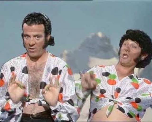 Dos humoristas con camisas de lunares anudadas haciendo gestos