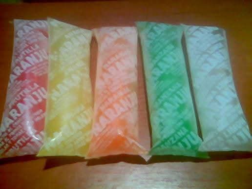 Cinco polos de hielo en tubo de plástico de colores rojo, amarillo, naranja, verde y blanco.