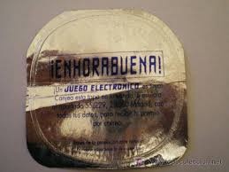 Tapa de yogur con el texto Enhorabuena y un premio.