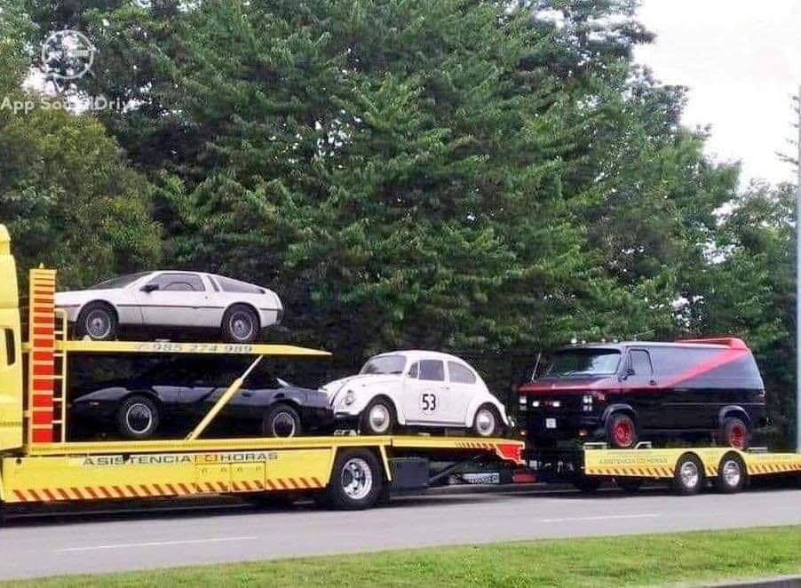 Grúa de asistencia en carretera con el DeLorean, Herbie, KITT y la furgoneta del Equipo A.