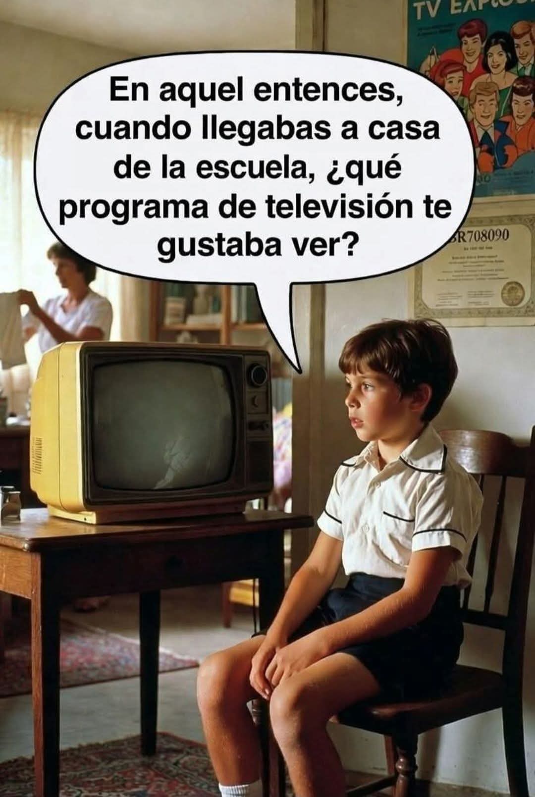 Niño con camisa blanca sentado en una silla delante de un televisor antiguo, con una mujer al fondo.