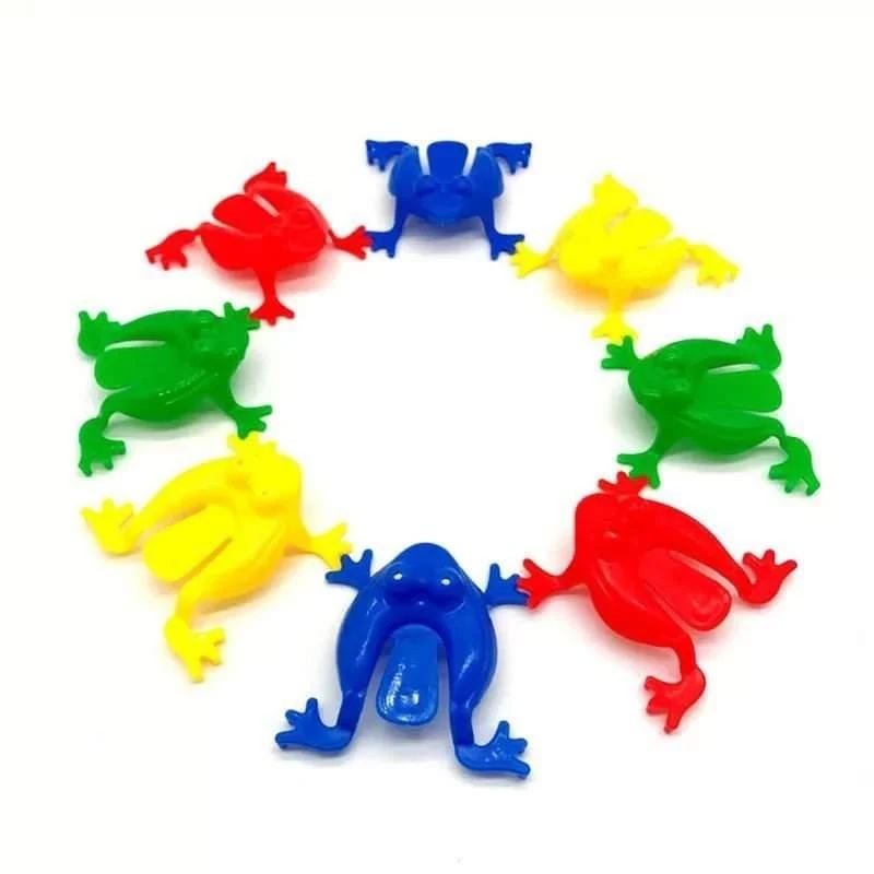 Ranitas de plástico de colores en círculo.