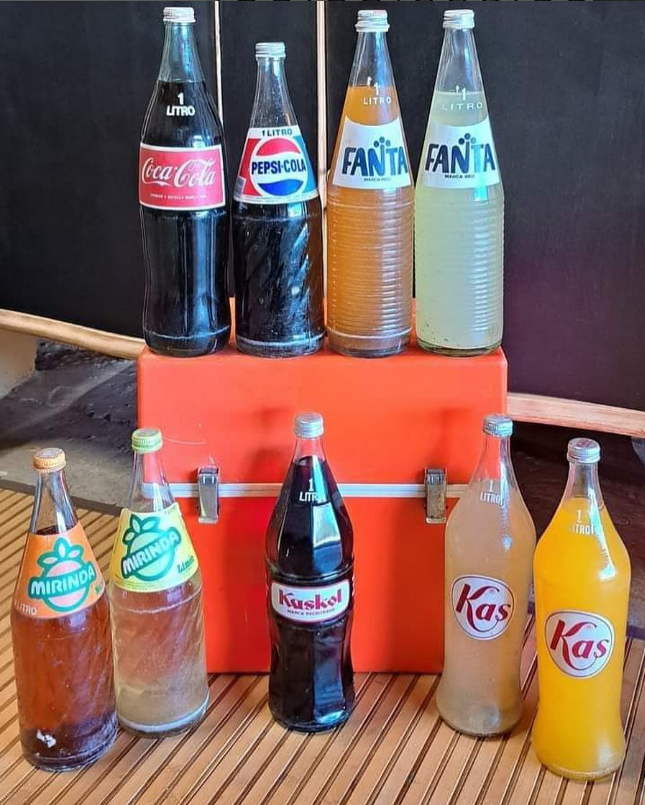 Botellas de litro de refrescos de cristal.