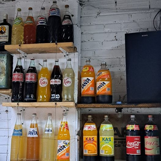 Estanterías con botellas de refrescos.