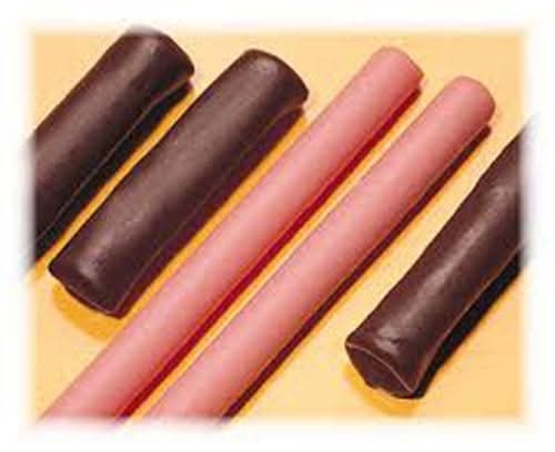 Barritas de regaliz negro y regaliz rojo.