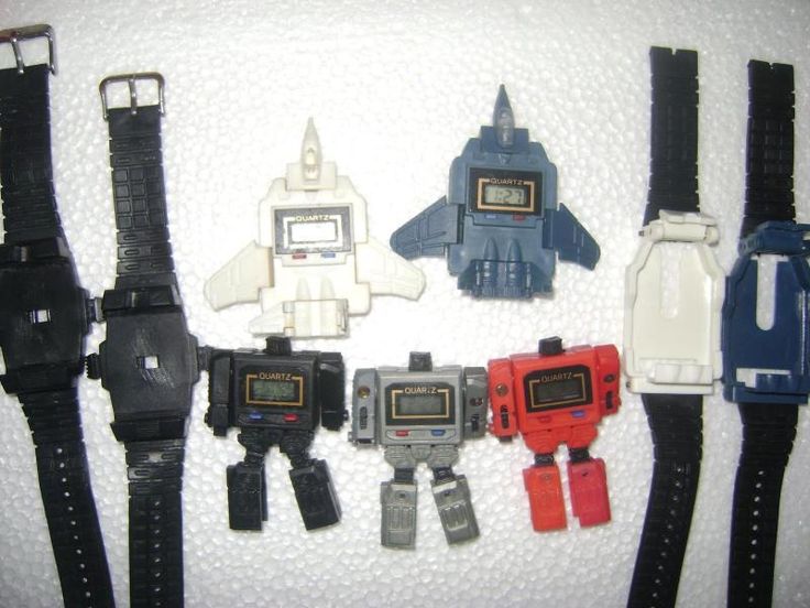 Relojes digitales que se transforman en robots y aviones.