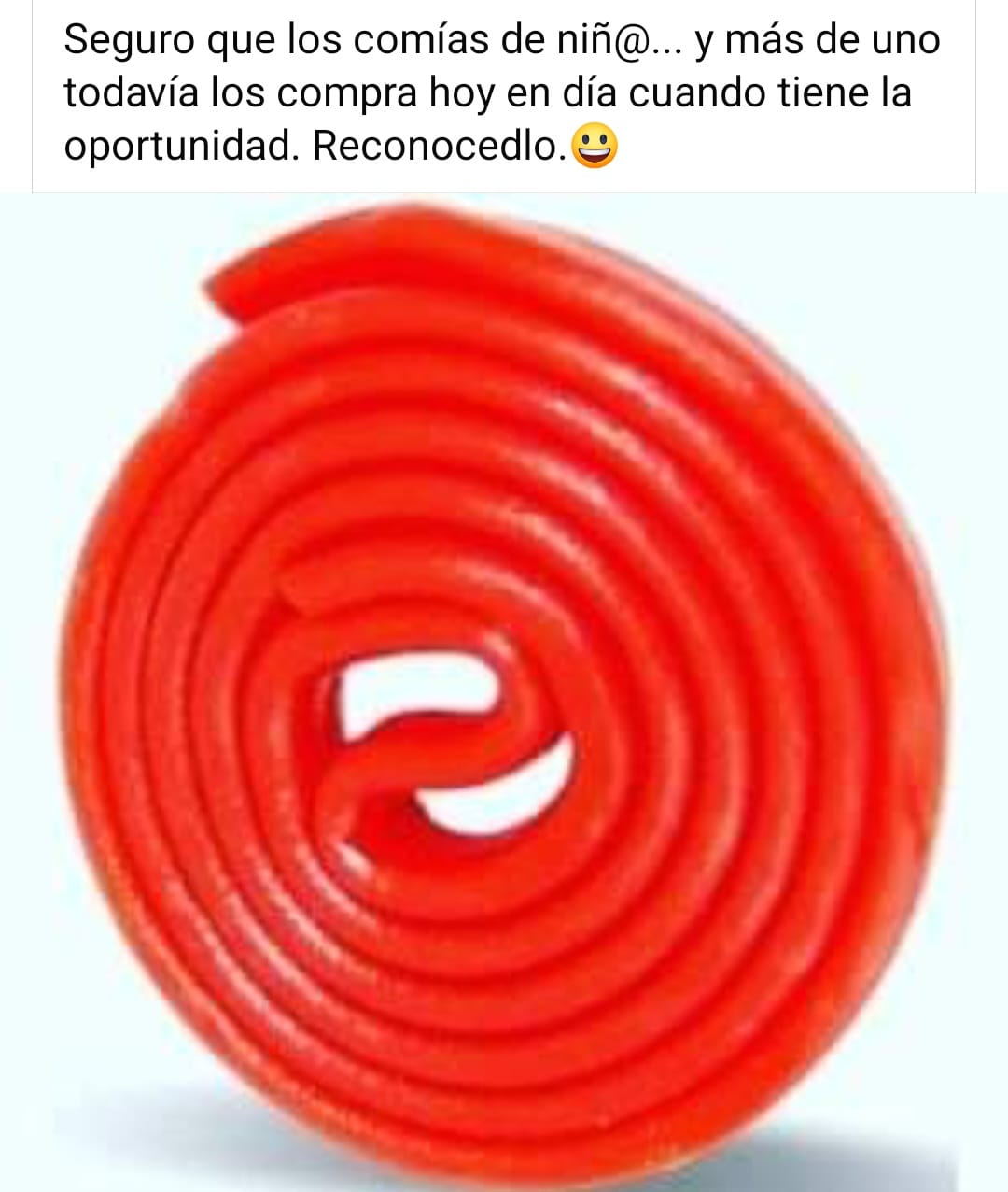 Rueda de regaliz rojo enrollada en espiral sobre fondo blanco.