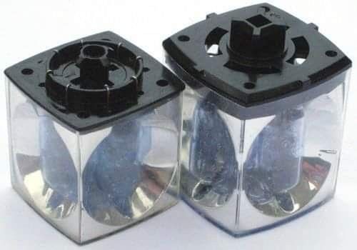 Dos cubos transparentes con espejos y bombillas dentro.