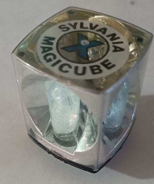 Cubo de plástico transparente Sylvania Magicube.